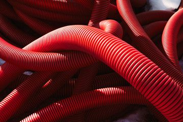 Ceferino de la Iglesia Bello tubos de plástico rojo